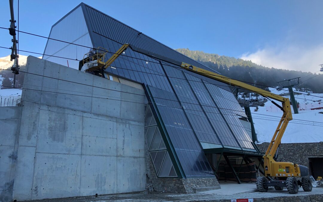 Construcción de los edificios correspondientes a la estación motriz y retorno del teleférico de la Vall de Núria (Girona)